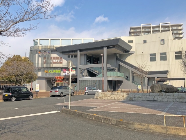 三国ヶ丘駅の西口外観（ロピア三国ヶ丘店の最寄り駅）