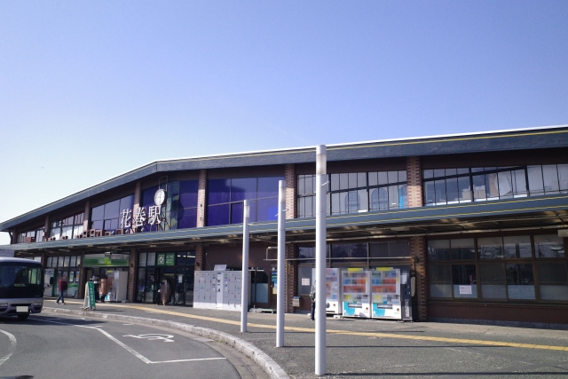 JR花巻駅の駅舎外観（ロピア花巻店へのアクセスに便利な最寄り駅）