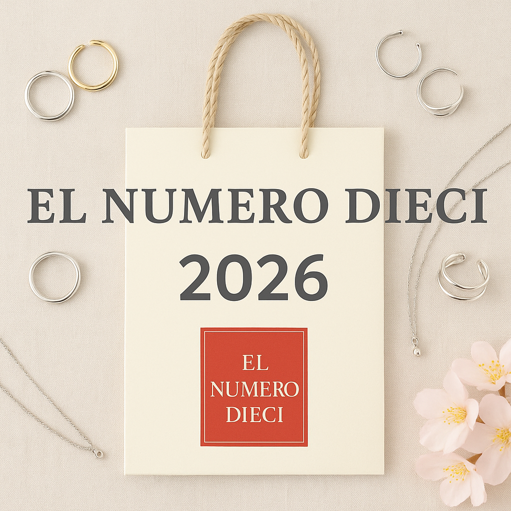 EL NUMERO DIECIのアクセサリーが添えられた2026年のショッピングバッグのイメージ。淡いベージュの背景に華奢なリングやイヤーカフが並び、高級感のある構図。